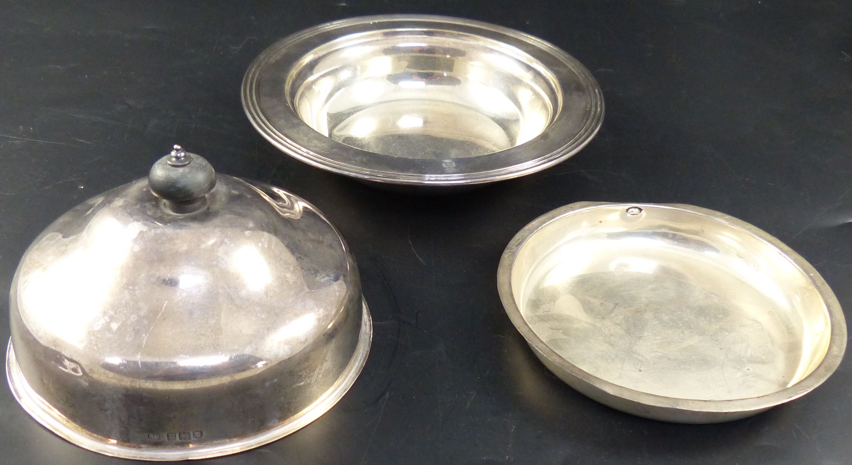 A George V silver muffin dish and cover with liner, width 18.7cm, 16oz.